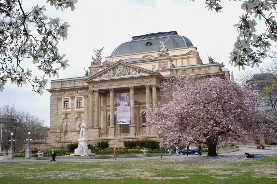 Wiesbaden, Hessisches Staatstheater, Premiere: LA TRAVIATA von Verdi, 06.03.2015