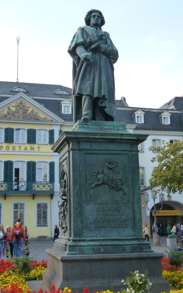 L Ludwig van Beethoven Denkmal in Bonn © IOCO