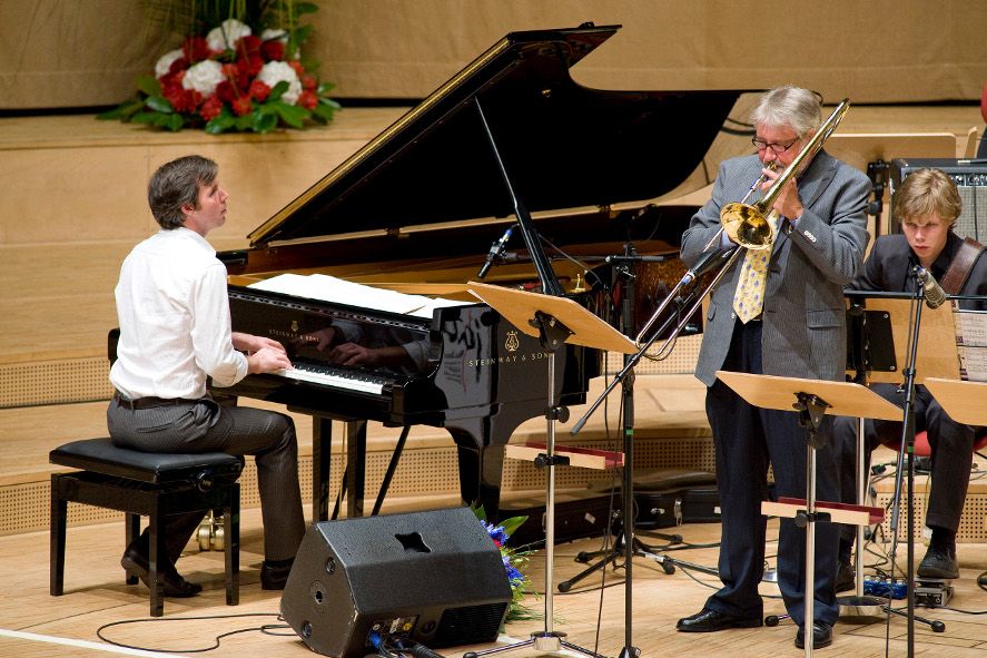 Klavierfestival Ruhr 2011 / Gwilym Simcock (l.) und Jiggs Whigham, der für die Zugabe selbst zur Posaune griff Klavierfestival Ruhr 2011 / Der Waliser Gwilym Simcock intonierte die Schlusstakte des Klavier-Festivals Ruhr 2011 © KFR/ Mark Wohlrab