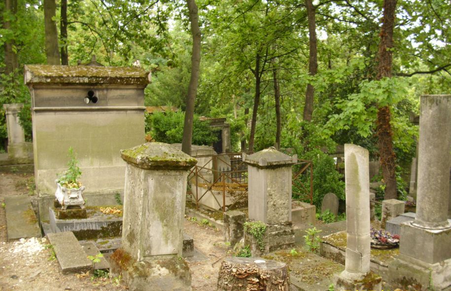 Verfalende Grablandsschaften auf Pere Lachaise in Paris Foto IOCO