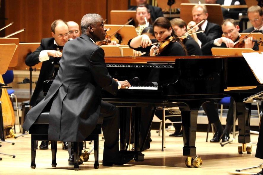 Klavierfestival Ruhr 2012 / Wayne Marshall spielte mit dem WDR Rundfunkorchester Köln das &quot;Concerto in F&quot; von George Gershwin © KFR/Frank Mohn