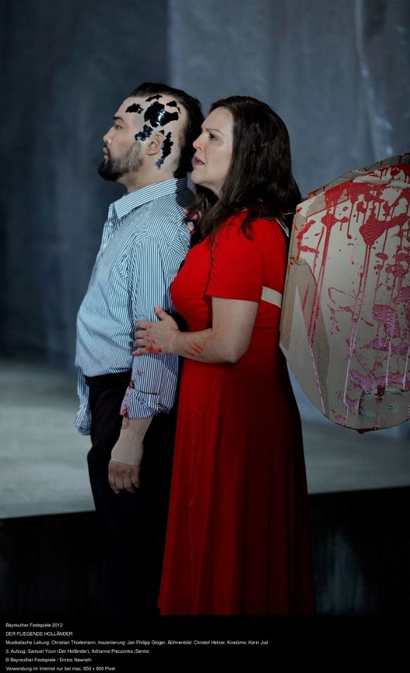 Bayreuth Festspielhaus / Der fliegende Holländer _ Samuel Youn (Holländer) und A. Pieczonka (Senta) © Bayreuther Festspiele_Enrico Nawrath