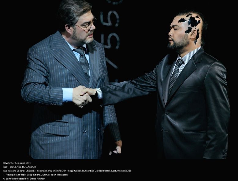 Bayreuth Festspielhaus / Der fliegende Holländer _ Franz Selig (Daland) und Samuel Youn (Holänder) © Bayreuther Festspiele_Enrico Nawrath