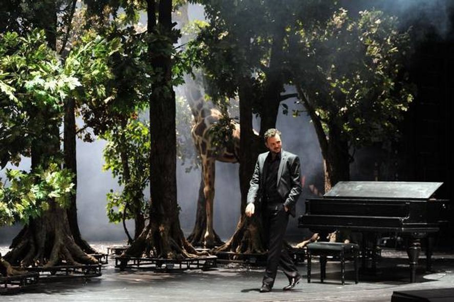 Theater Bonn / Norma / Treibender Intendant (R. Silbernagl) © Thilo Beu