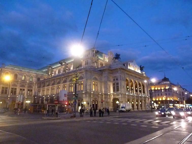 Wiener Staatsoper bei Nacht © IOCO