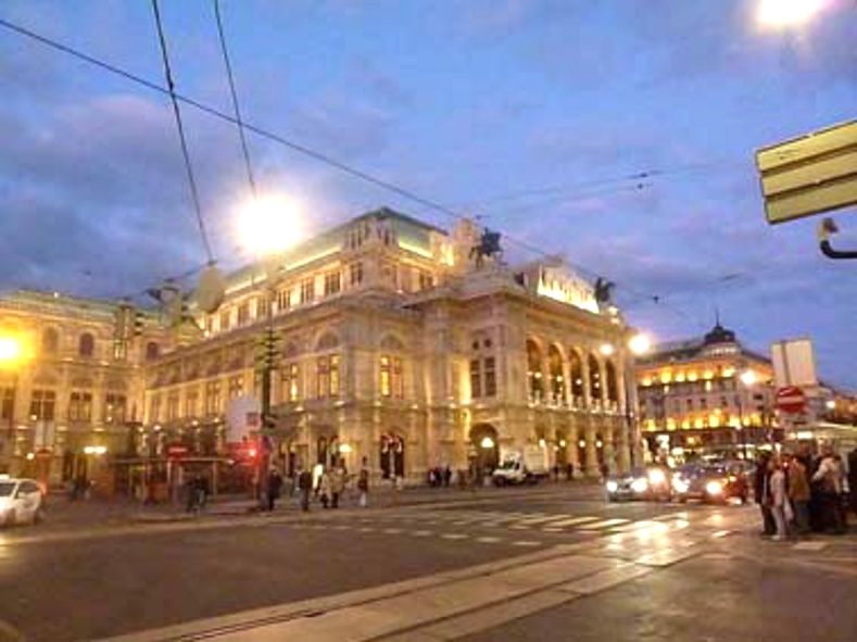 Wiener Staatsoper bei Nacht © IOCO