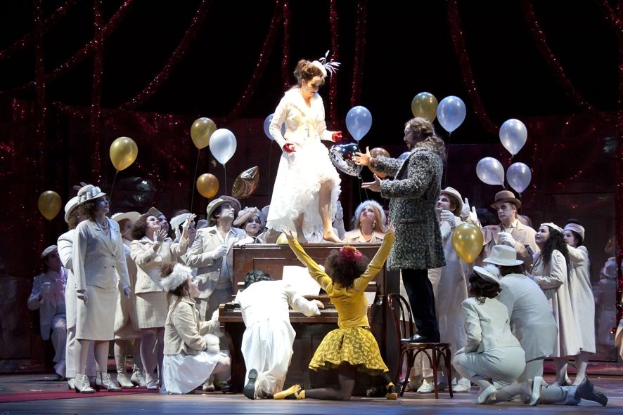 Anhaltisches Theater Dessau / Cornelia Marschall, Ulf Paulsen, vorn: Boris Cepeda, Claudia Czyz, Damen und Herren des Opernchores in „La Bohème” © Claudia Heysel Anhaltisches Theater Dessau / Cornelia Marschall, Ulf Paulsen, vorn: Boris Cepeda, Claudia Czyz, Damen und Herren des Opernchores in „La Bohème” © Claudia Heysel