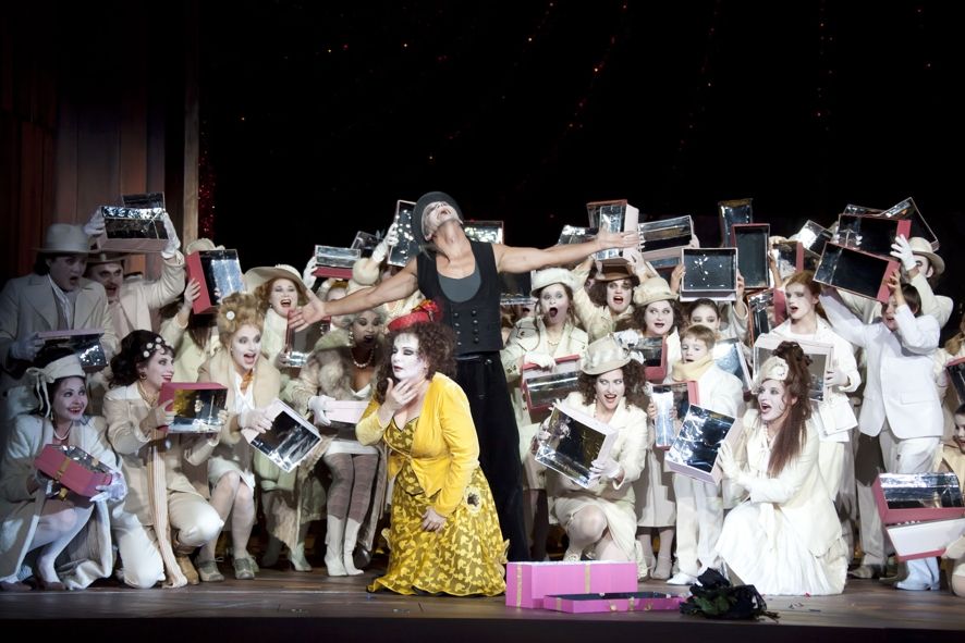 Anhaltisches Theater Dessau / Angelina Ruzzafante, Cezary Rotkiewicz, Damen und Herren des Opernchores & Kinderchor in „La Bohème” © Claudia Heysel Anhaltisches Theater Dessau / Angelina Ruzzafante, Cezary Rotkiewicz, Damen und Herren des Opernchores & Kinderchor in „La Bohème” © Claudia Heysel