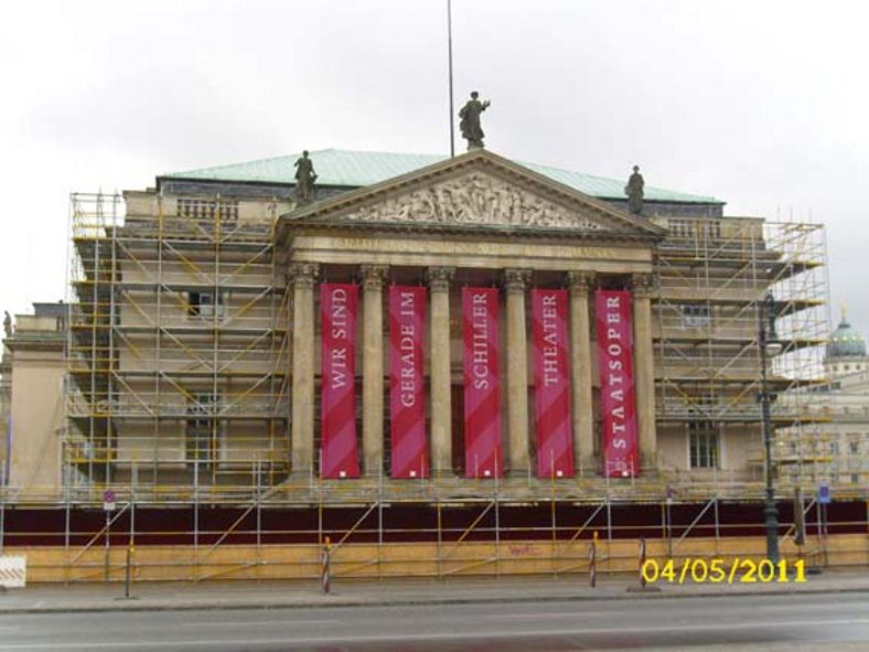 Staatsoper Unter den Linden / Man ist mal eben im Schiller Theater © IOCO