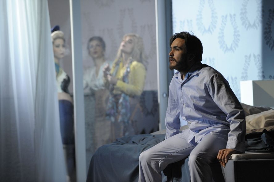 Theater Eisenach / DIE ZAUBERFLÖTE- Die Drei Damen und Rodrigo Porras Garulo als Tamino © foto-ed .de Theater Eisenach / DIE ZAUBERFLÖTE- Die Drei Damen und Rodrigo Porras Garulo als Tamino © foto-ed .de