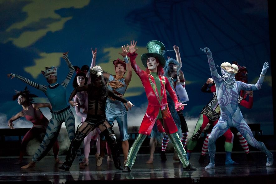 Anhaltisches Theater Dessau / Joe Monaghan und Ensemble in “Alice im Wunderland” © Claudia Heysel Anhaltisches Theater Dessau / Joe Monaghan und Ensemble in “Alice im Wunderland” © Claudia Heysel