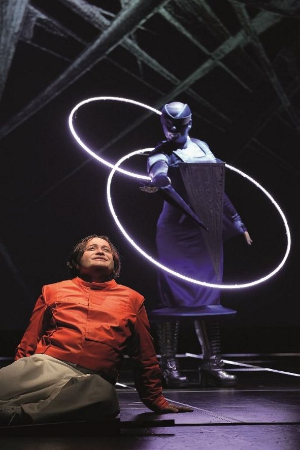 Anhaltisches Theater Dessau / Peter Svensson (Siegfried), Angelina Ruzzafante (Stimme des Waldvogels) in „Siegfried“ © Claudia Heysel Anhaltisches Theater Dessau / Peter Svensson (Siegfried), Angelina Ruzzafante (Stimme des Waldvogels) in „Siegfried“ © Claudia Heysel