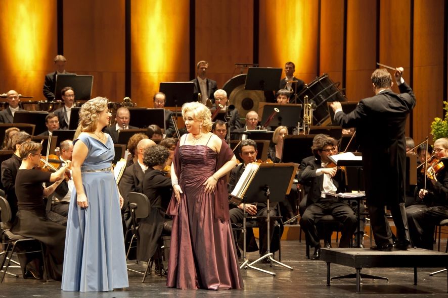Anhaltisches Theater Dessau / Rita Kapfhammer, Angelina Ruzzafante, GMD Antony Hermus und Mitglieder der Anhaltischen Philharmonie in der „Operngala“ © Claudia Heysel Anhaltisches Theater Dessau / Rita Kapfhammer, Angelina Ruzzafante, GMD Antony Hermus und Mitglieder der Anhaltischen Philharmonie in der „Operngala“ © Claudia Heysel