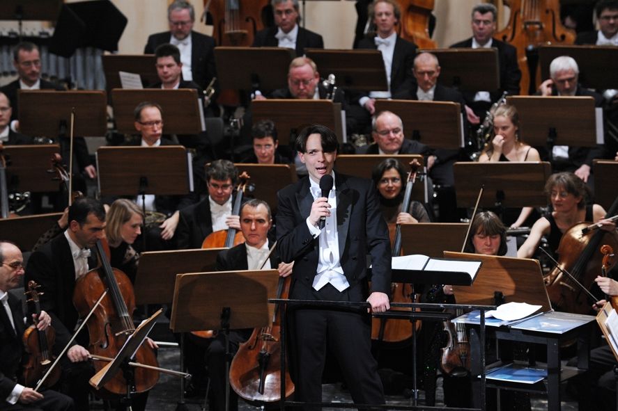 Staatstheater Cottbus / Evan Christ dirigiert und moderiert das John-Williams-Spektakel © Marlies Kross