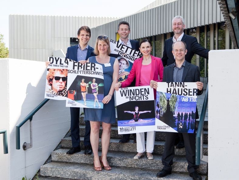 Badisches Staatstheater Karlsruhe / v.l.n.r. Jan Linders (Schauspieldirektor), Ulrike Stöck (Leiterin JUNGES STAATSTHEATER), Axel Schlicksupp (Orchesterdirketor), Birgit Keil (Ballettdirektorin), Peter Spuhler (Generalintendant), Joscha Schaback (Operndirektor) © Felix Grünschloß