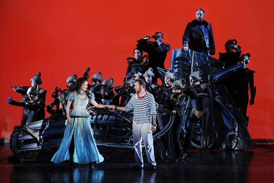 Staatstheater Cottbus / 20.000 MEILEN UNTER DEM MEER Szenenfoto mit (im Vordergrund v.l.n.r.): Debra Stanley (Suri) und Hardy Brachmann (Ned Land) © Marlies Kross Staatstheater Cottbus / 20.000 MEILEN UNTER DEM MEER Szenenfoto mit (im Vordergrund v.l.n.r.): Debra Stanley (Suri) und Hardy Brachmann (Ned Land) © Marlies Kross