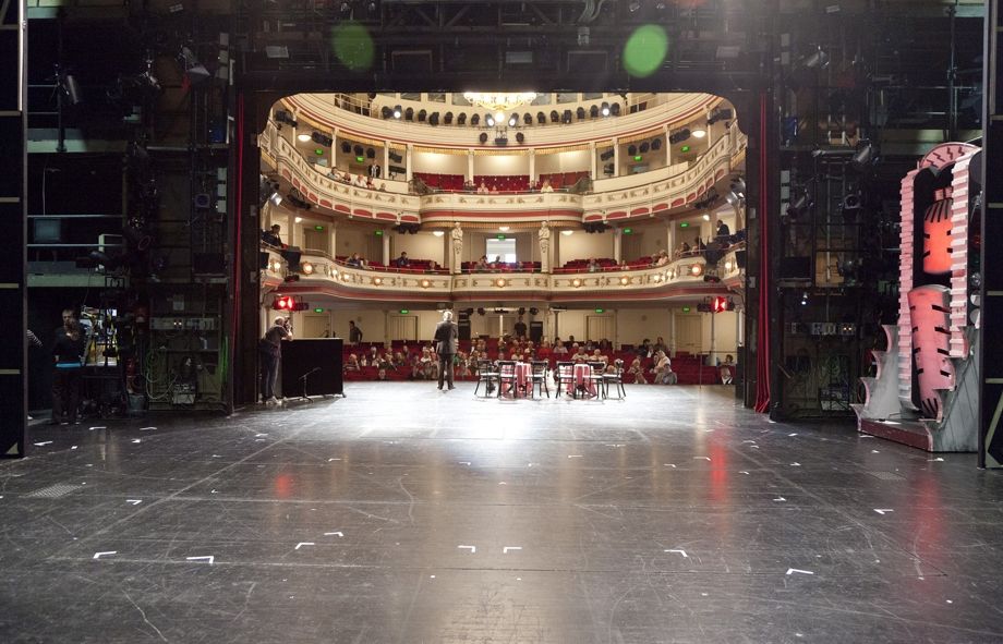 Theater und Philharmonie Thüringen / Blick von der Bühne in den Saal des Landestheaters Altenburg - zum TAG DER OFFENEN TÜR kann jeder dieser Blick genießen. © Stephan Walzl