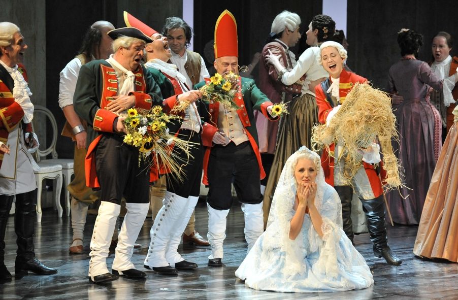 Landestheater Eisenach / Sonja Freitag als Laura verspottet durch Hochzeitsgesellschaft © foto-ed .de