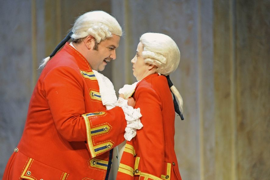 Landestheater Eisenach / Stephanos Tsirakoglou als Oberst Ollendorf mit Carolina Krogius als Kornett von Richthofen © foto-ed .de