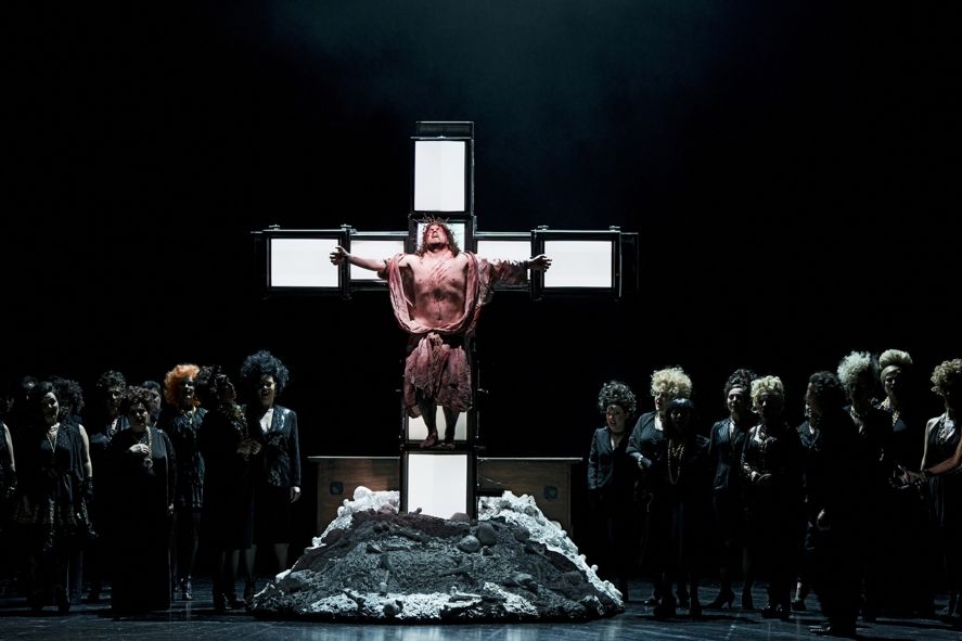 Theater Dortmund Opernhaus Spielzeit 2013/2014 Premiere 01.12.2013 Tannhäuser und der Sängerkrieg auf Wartburg Oper von Richard Wagner Musikalische Leitung: Gabriel Feltz Regie: Kay Voges Bühne: Daniel Roskamp Kostüme: Michael Sieberock-Serafimowitsch Video: Daniel Hengst Choreinstudierung: Granville Walker Dramaturgie: Georg Holzer Besetzung Hermann, Landgraf von Thüringen: Christian Sist Tannhäuser: Daniel Brenna Wolfram von Eschinbach: Gerardo Garciacano Walther von der Vogelweide: John Zuckerman Biterolf: Morgan Moody Heinrich der Schreiber: Fritz Steinbacher Reinmar von Zweter: Martin Js. Ohu Elisabeth, Nichte des Landgrafen: Christiane Kohl Venus: Hermine May Ein junger Hirt: Anke Briegel Vier Edelknaben: Jasmin Dommen, Hasti Molavian, Paulina Steinmeyer, Britta Wille Live-Kamera: David Wesemann Mit den: Dortmunder Philharmonikern Mit dem : Opernchor des Theater Dortmund Mit dem: Extrachor des Theater Dortmund © Thomas M. Jauk / Stage Picture
