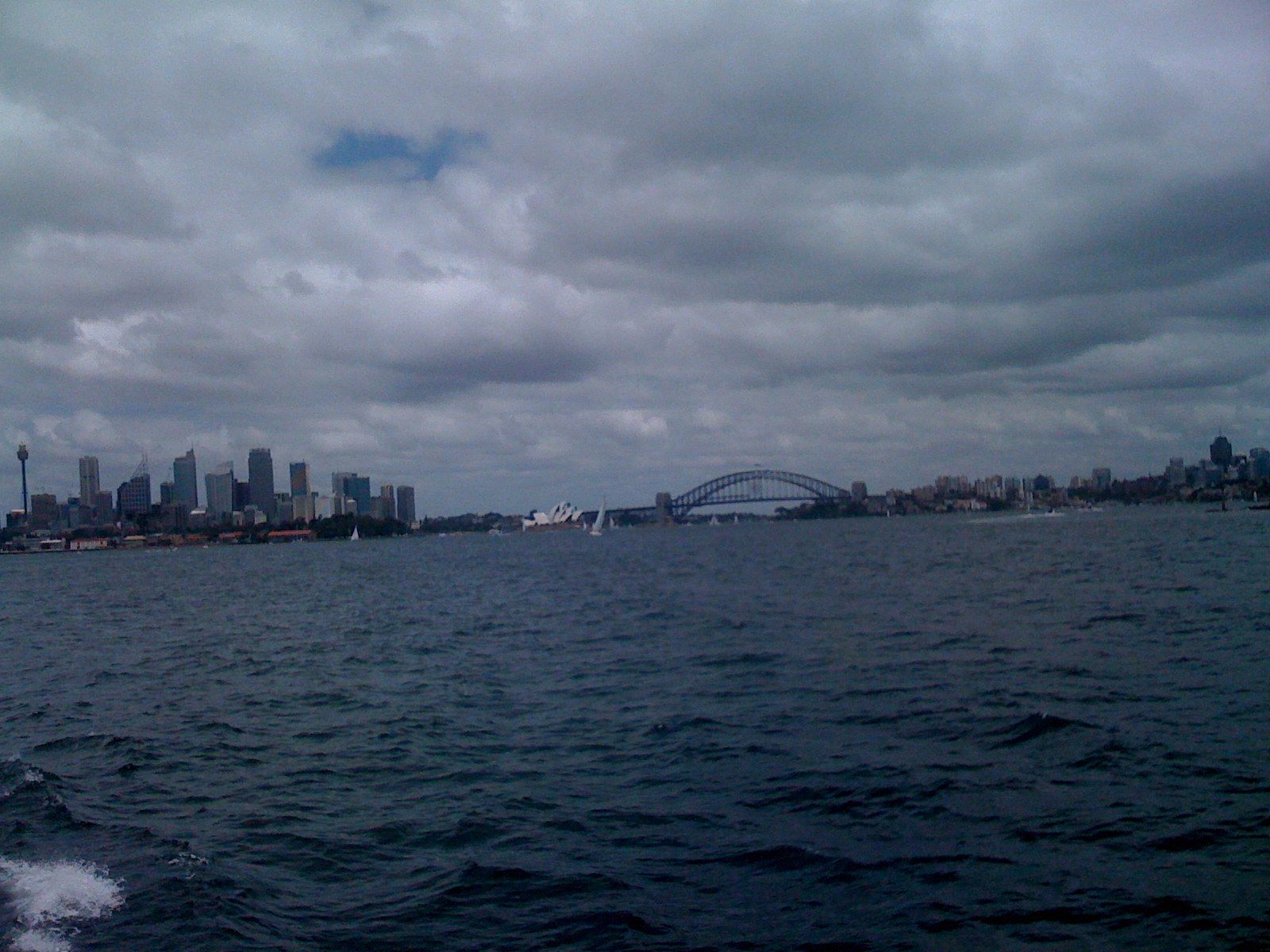 Sydney Harbour Bridge and City Skyline vom Wasser gesehen © IOCO