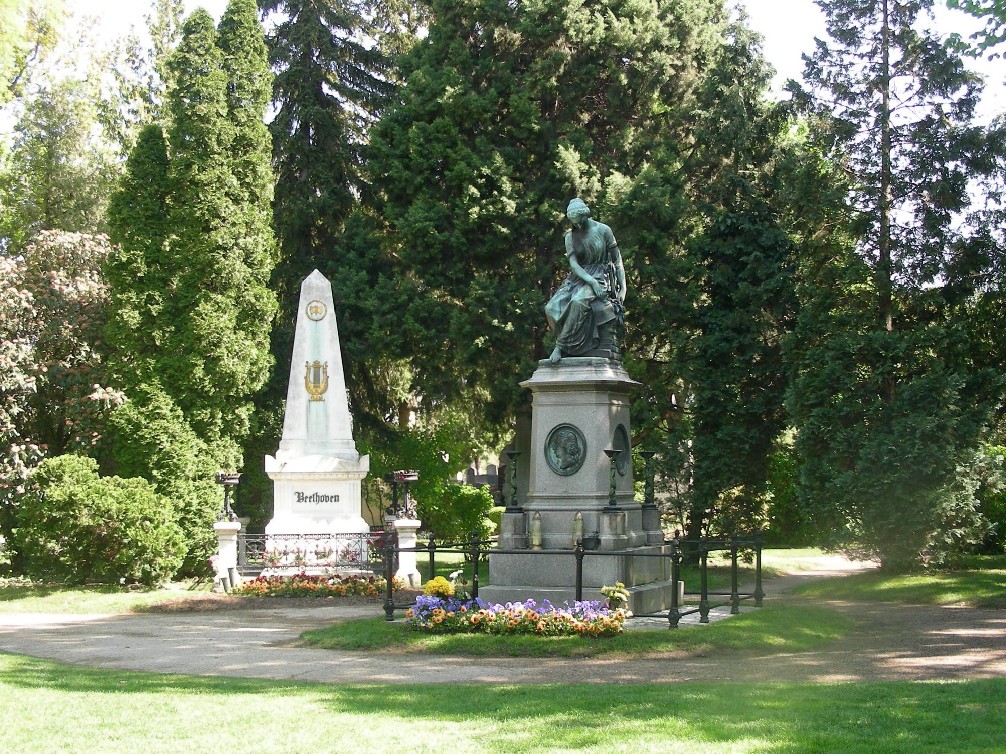 Die Gräber von Beethoven und Mozart © IOCO Die Gräber von Beethoven und Mozart © IOCO