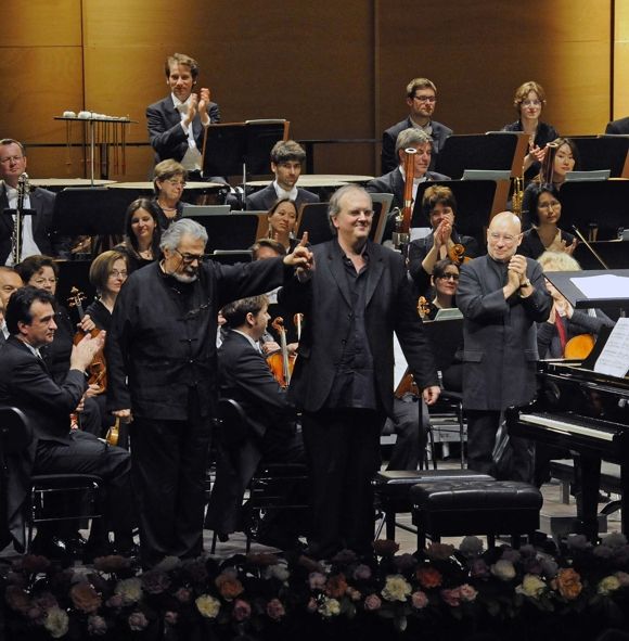 Klavierfestival Ruhr / Eröffnungskonzert des Klavier-Festivals Ruhr in der Jahrhunderthalle Bochum. V.l.n.r. : Leon Fleisher, Nicholas Angelich und den Dirigenten Dennis Russell Davies. Im Hintergrund die Musiker der Neuen Philharmonie Westfalen © KFR/Frank Mohn