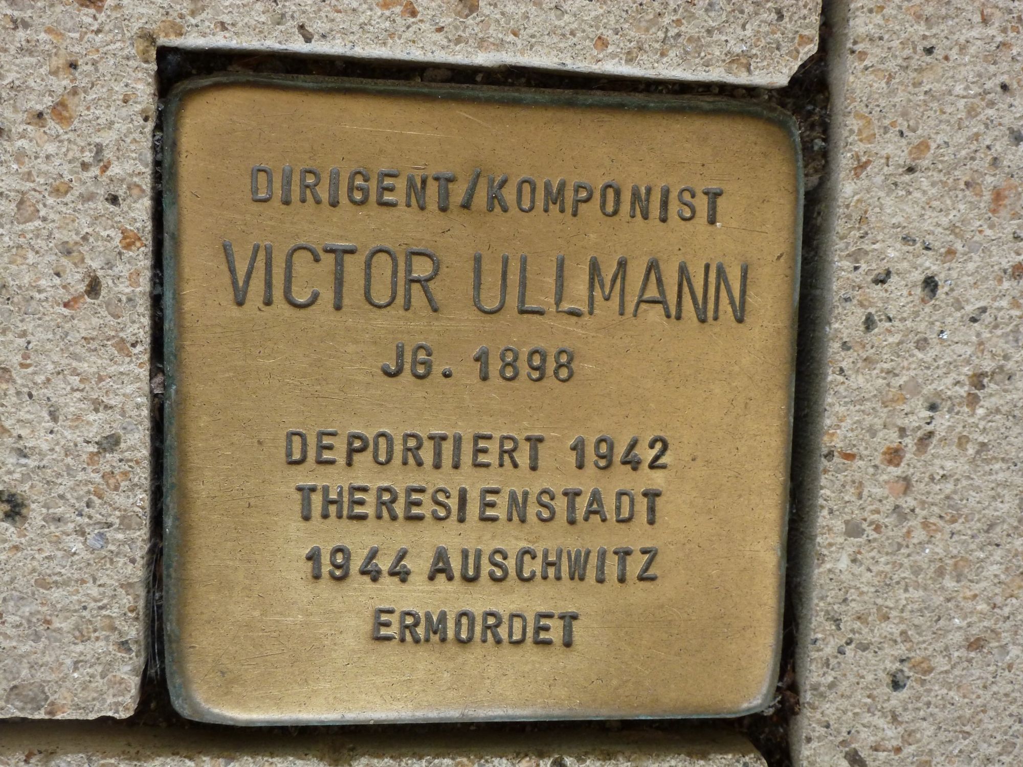 Gedenkplatte Viktor Ullmann vor der Staatsoper Hamburg © IOCO