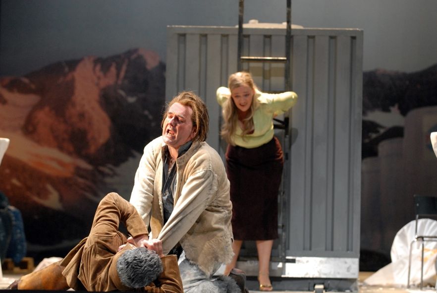 Oper Frankfurt / Tiefland_v.l.n.r. Sebastian (liegend), Pedro und Marta © Barbara Aumüller