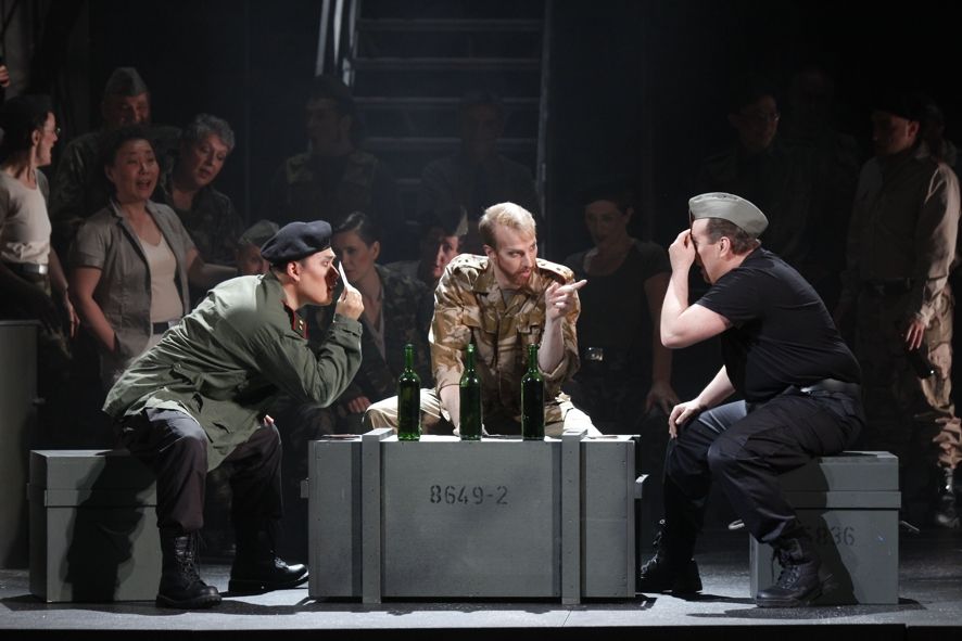 Theater Hagen / (v.l.n.r.) Keija Xiong (Cassio), Raymond Ayers (Jago), Richard van Gemert (Roderigo) © Klaus Lefebvre