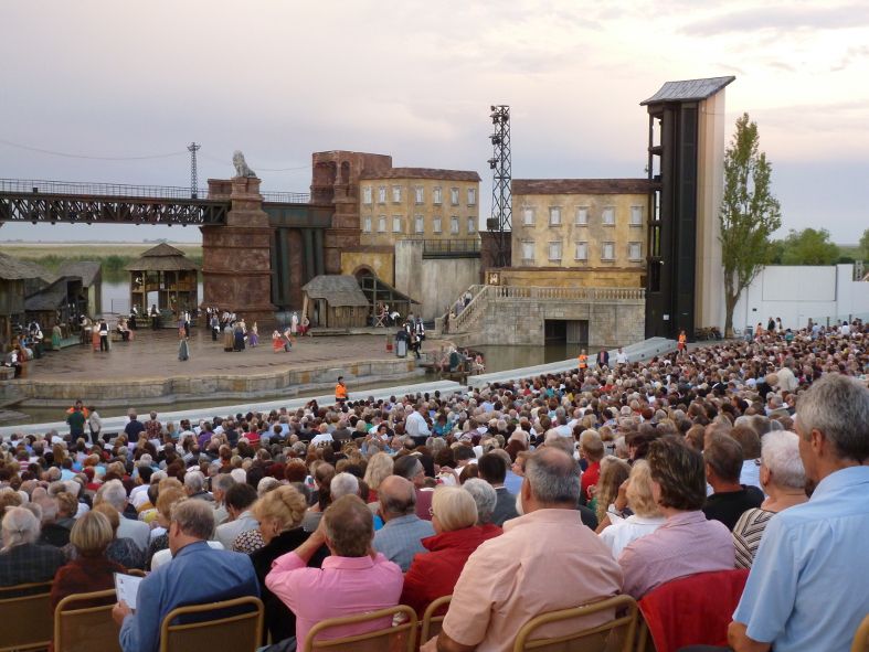 Seefestspiele Mörbisch / Anatevka / Bühne und Seekulisse © IOCO