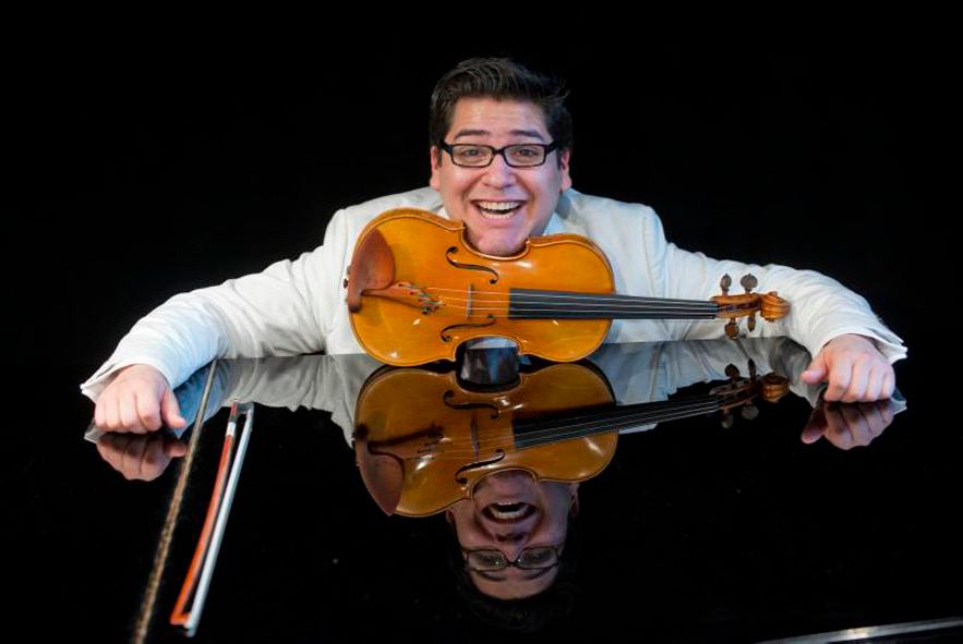Theater und Philharmonie Thüringen / Der Solist des Konzertes David Castro-Balbi © Maik Schuck Theater und Philharmonie Thüringen / Der Solist des Konzertes David Castro-Balbi © Maik Schuck