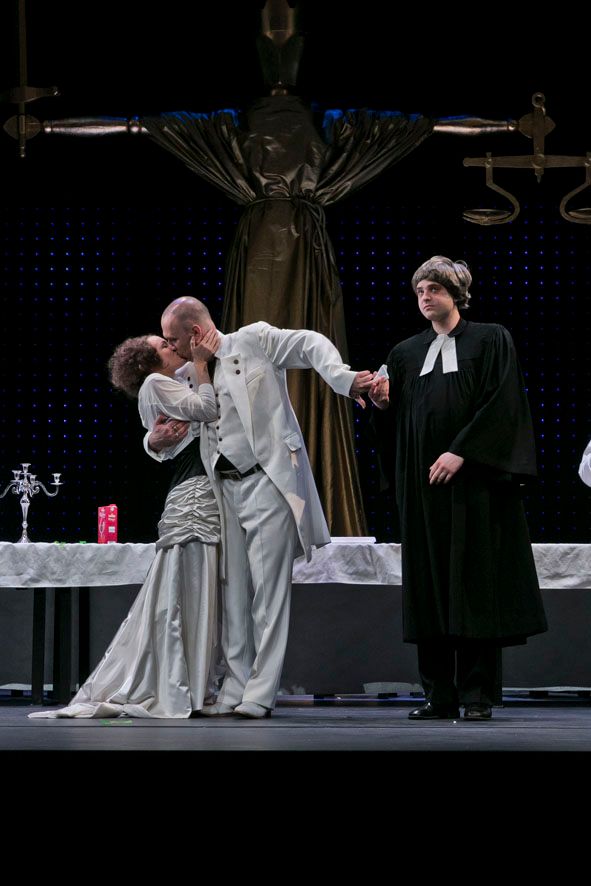 Theater für Niedersachsen / Die Dreigroschenoper - Magdalene Orzol (Polly), Martin Molitor (Macheath), Marek Egert © Jochen Quast