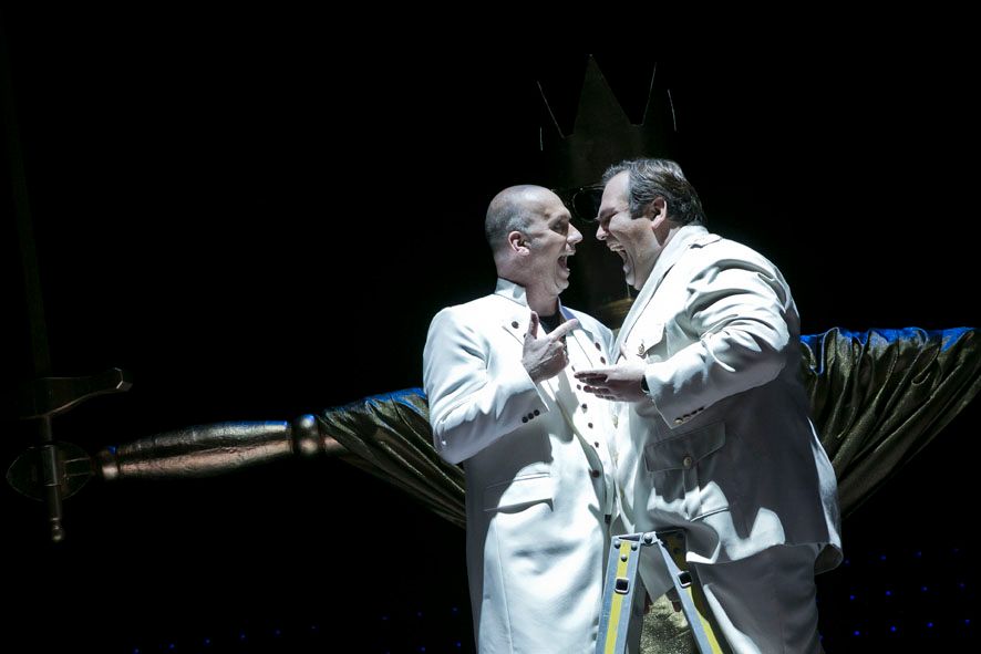 Theater für Niedersachsen / Die Dreigroschenoper-Martin Molitor (Macheath), Alexander Prosek (Tiger Brown) © Jochen Quast