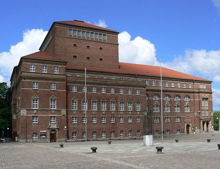 Opernhaus Kiel / Blick über den Rathausplatz © VollwertBIT