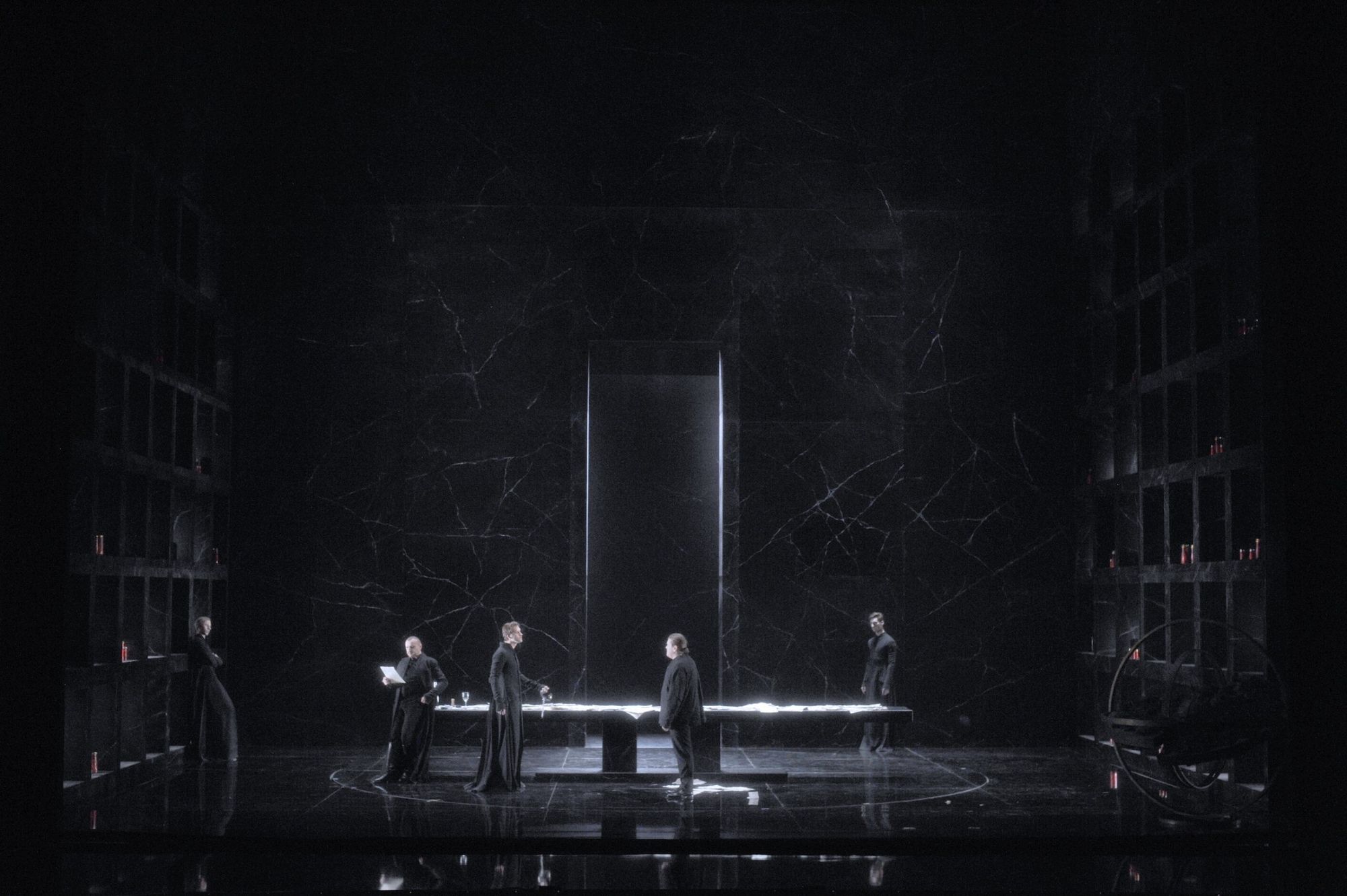 Wuppertaler Bühnen / Tosca - . 2. Akt, Jan Szurgot (Sciarrone), Mikolaj Zalasinski (Scarpia), Johannes Grau (Spoletta), Mikhail Agafonov (Cavaradossi), Statist © Uwe Stratmann