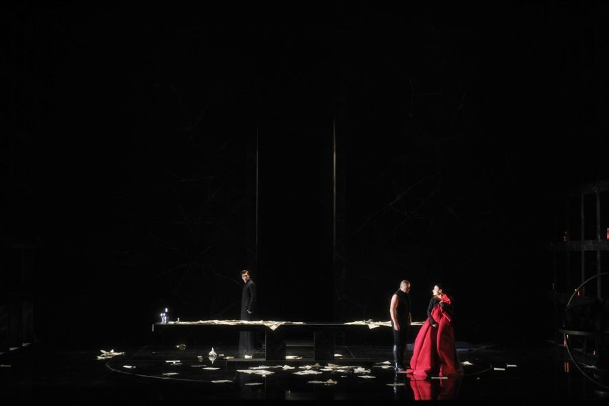 Wuppertaler Bühnen / Tosca - . 2. Akt, Johannes Grau (Spoletta), Mikolaj Zalasinski (Scarpia),Mirjam Tola (Tosca) © Uwe Stratmann Wuppertaler Bühnen / Tosca - . 2. Akt, Johannes Grau (Spoletta), Mikolaj Zalasinski (Scarpia),Mirjam Tola (Tosca) © Uwe Stratmann