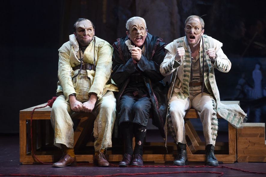 Deutsche Oper am Rhein / Ariadne auf Naxos - Bogdan Talo-Sandor (Truffaldin), Bruce Rankin (Scaramuccio), Cornel Frey (Brighella) © Hans Jörg Michel www.foto-drama.de Deutsche Oper am Rhein / Ariadne auf Naxos - Bogdan Talo-Sandor (Truffaldin), Bruce Rankin (Scaramuccio), Cornel Frey (Brighella) © Hans Jörg Michel www.foto-drama.de