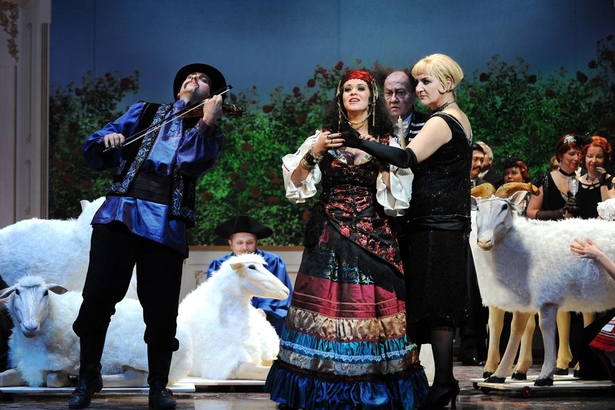 Staatstheater Cottbus / aus „Gräfin Mariza“ - (im Vordergrund v.l.n.r.): Florian Mayer (Berko), Katerina Fridland (Manja), Peter Hartmann (Tschekko), Gesine Forberger (Mariza) © Marlies Kross