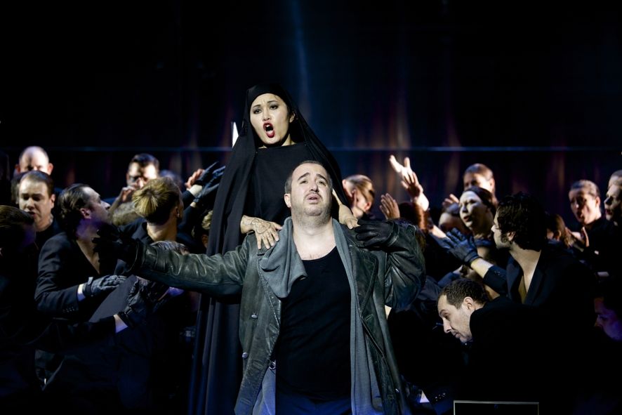 Staatstheater am Gärtnerplatz / Aida - Sae Kyung Rim als Aida, Francesco Landolfi als Amonasro, Chor, Statisterie © Christian POGO Zach Staatstheater am Gärtnerplatz / Aida - Sae Kyung Rim als Aida, Francesco Landolfi als Amonasro, Chor, Statisterie © Christian POGO Zach
