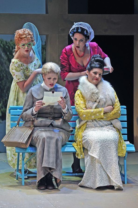 Theater für Niedersachsen / FALSTAFF - Regine Sturm (Nannetta), Neele Kramer (Meg Page), Christina Baader (Mrs. Quickly), Maribeth Diggle (Alice Ford) © Andreas Hartmann Theater für Niedersachsen / FALSTAFF - Regine Sturm (Nannetta), Neele Kramer (Meg Page), Christina Baader (Mrs. Quickly), Maribeth Diggle (Alice Ford) © Andreas Hartmann