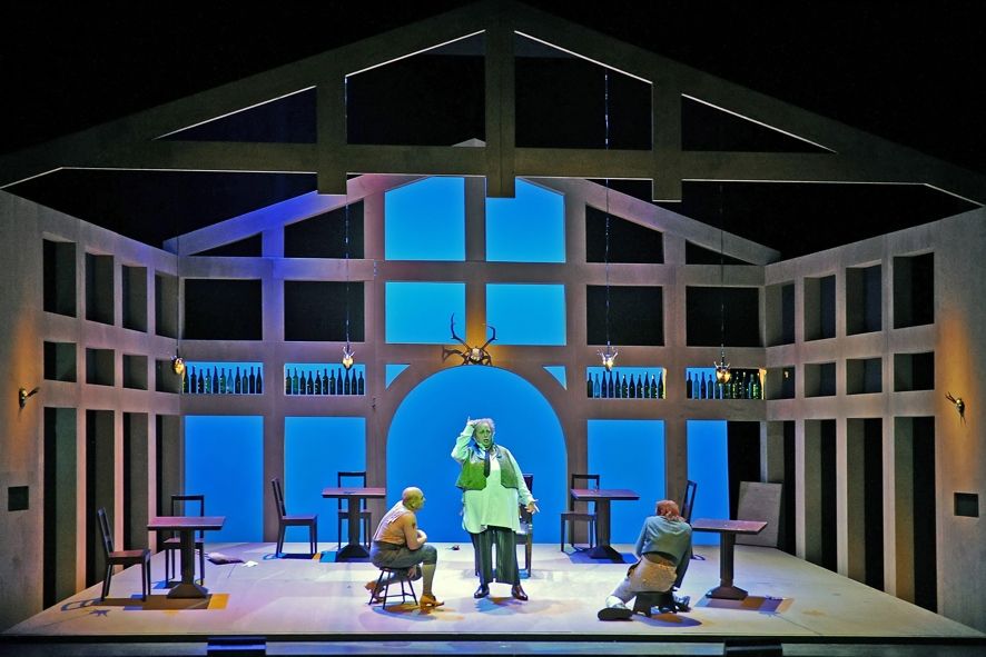 Theater für Niedersachsen / FALSTAFF - Jan Kristof Schliep (Bardolph), Levente György (Falstaff), Nicolas Kröger (Pistol) © Andreas Hartmann Theater für Niedersachsen / FALSTAFF - Jan Kristof Schliep (Bardolph), Levente György (Falstaff), Nicolas Kröger (Pistol) © Andreas Hartmann