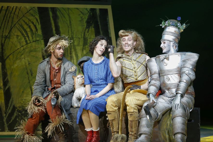 Wien / Der Zauberer von Oz, Vogelscheuche, Dorothy, Löwe und Blechmann © Barbara Palffy / Volksoper