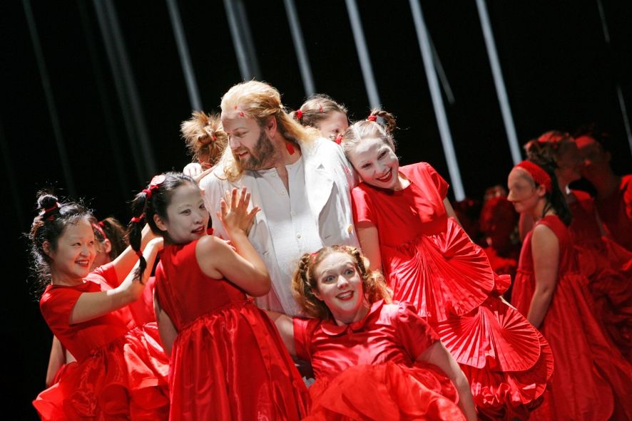 Oper Frankfurt / Parsifal - Frank van Aken (Parsifal) und die Blumenmädchen © Wolfgang Runkel