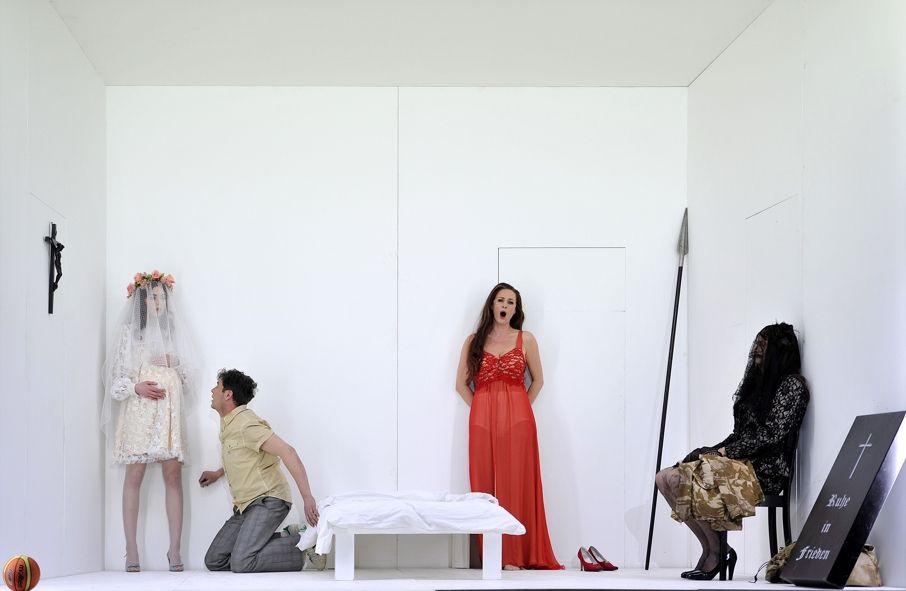 Wuppertaler Bühnen / Parsifal - Statistin, Tilmann Unger, Kathrin Göring, Andreas Daum © Uwe Stratmann