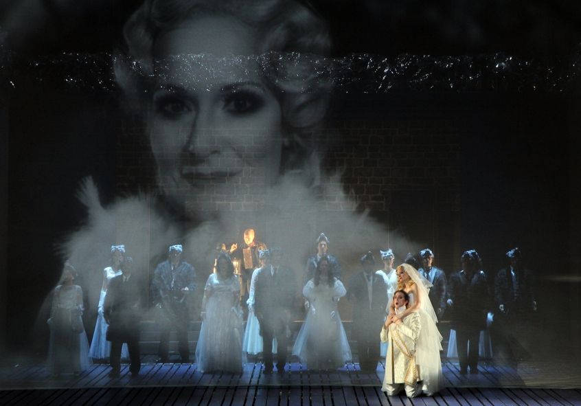 Theater Hagen / Richard Furman (Anatol), Katrina Sheppeard (Vanessa), Chor © Klaus Lefebvre