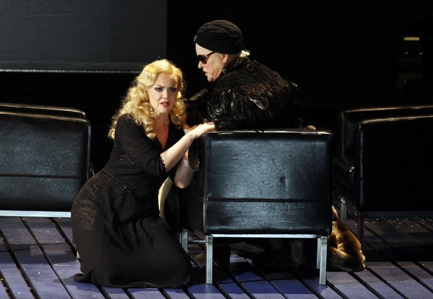 Theater Hagen / Kristine Larissa Funkhauser (Erika), Gudrun Pelker (Baronin) © Klaus Lefebvre Theater Hagen / Kristine Larissa Funkhauser (Erika), Gudrun Pelker (Baronin) © Klaus Lefebvre