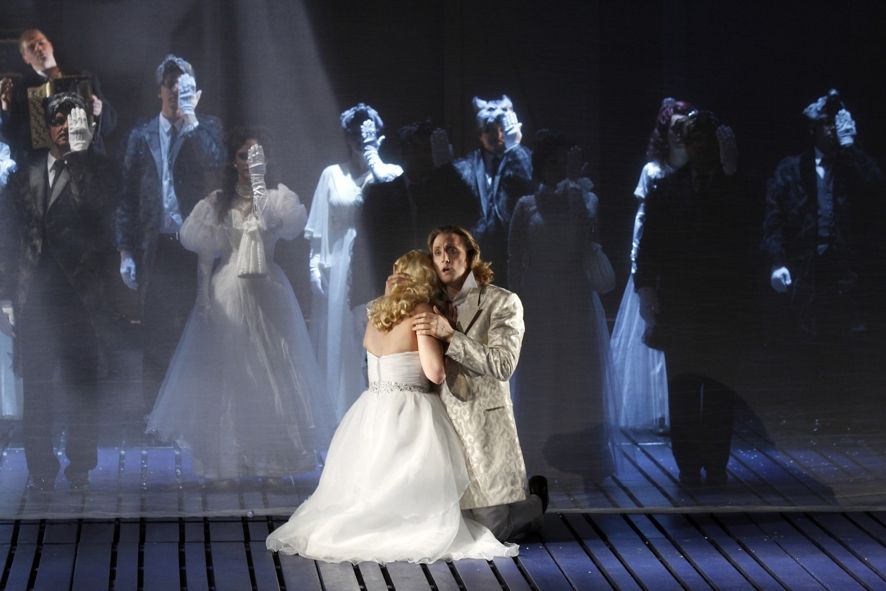 Theater Hagen / Katrina Sheppeard (Vanessa), Richard Furman (Anatol), Chor © Klaus Lefebvre