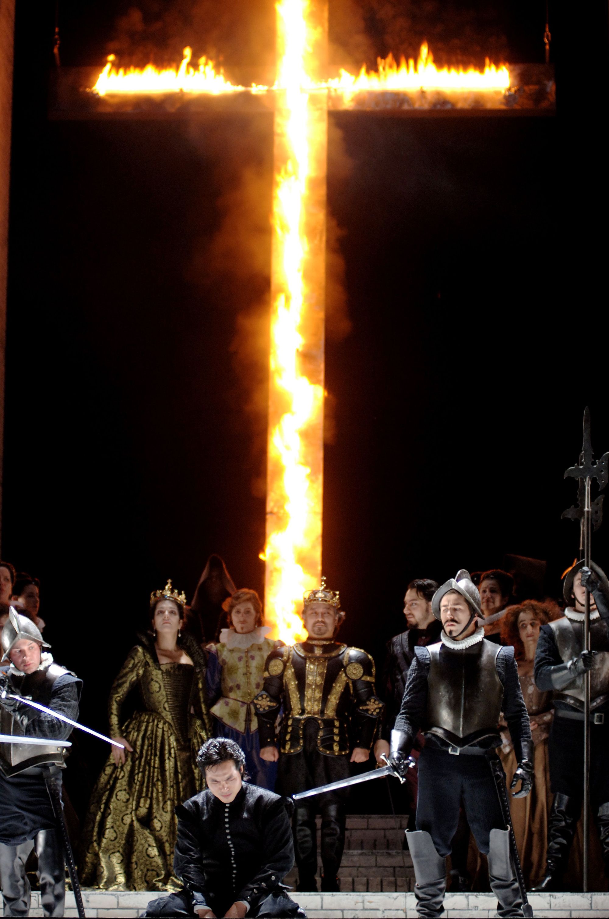 Oper Frankfurt / Don Carlo / Don Carlo (in der Bildmitte kniend) und das Ensemble © Monika Rittershaus