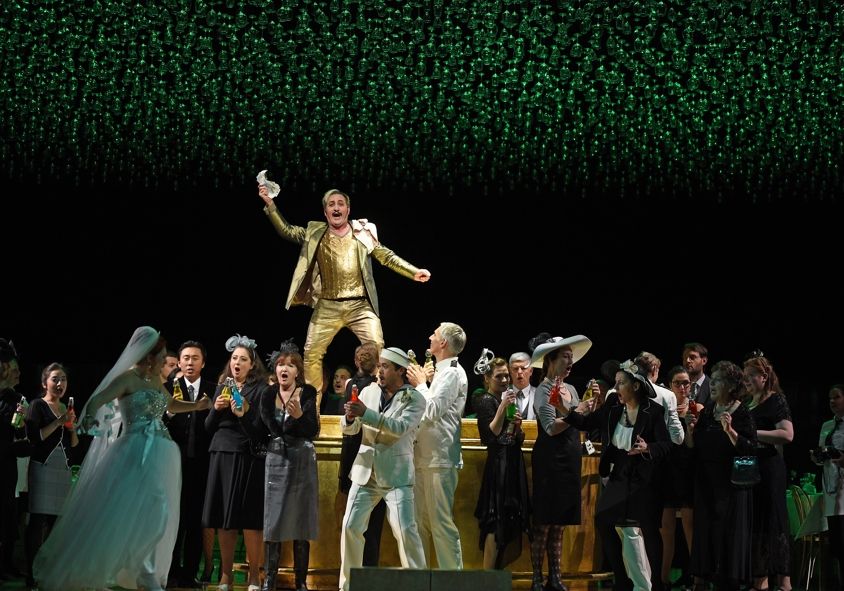 Deutsche Oper am Rhein / L'elisir d'amore - Bruno Balmelli (Dulcamara), Anna Tsartzidze (Giannetta), Chor © Hans Joerg Michel
